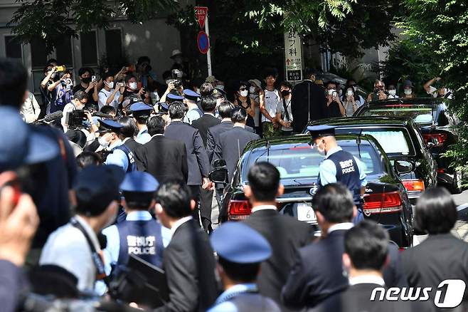 아베 신조 전 일본 총리가 선거 유세중 총에 맞고 숨진 다음날인 9일 일본 도쿄 소재 아베 전 총리의 자택 앞에 시민들이 북적이고 있다. © AFP=뉴스1 © News1 이성철 기자