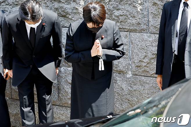 아베 신조 전 일본 총리가 선거 유세중 총에 맞고 숨진 다음날인 9일 일본 도쿄의 아베 전 총리 자택 앞에서 다카이치 사나에 자민당 정무조사회장이 묵주를 들고 있다. © 로이터=뉴스1 © News1 이성철 기자