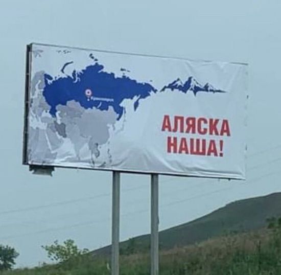 7일 러시아 시베리아 중남부에 위치한 크라스노야르스크에서 찍은 '알래스카는 우리 것"이라고 적힌 표지판 사진이 트위터에 
올라왔다./사진=트위터 캡처.