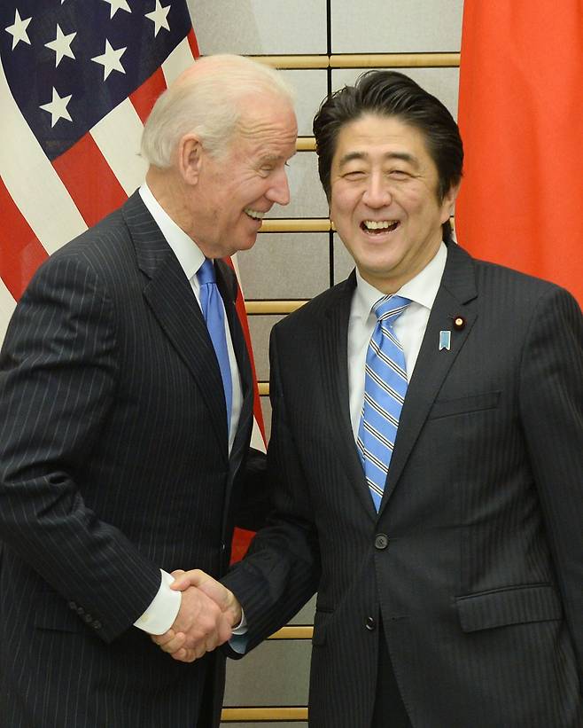 2013년 당시 아베 신조(우측) 일본 총리와 조 바이든 미국 대통령. ⓒAFP=News1 자료 사진