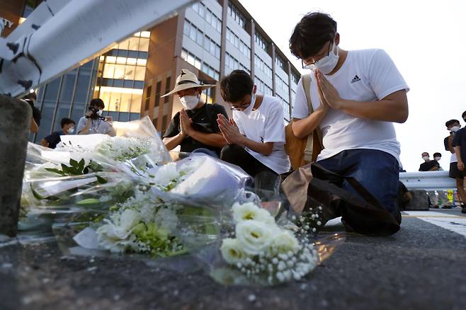 아베 신조 일본 전 총리가 총격으로 사망한 8일 오후 사고 현장인 일본 나라현 나라시 소재 야마토사이다이지역 인근 노상에서 시민들이 아베 전 총리를 추모하고 있다. /교도·연합뉴스