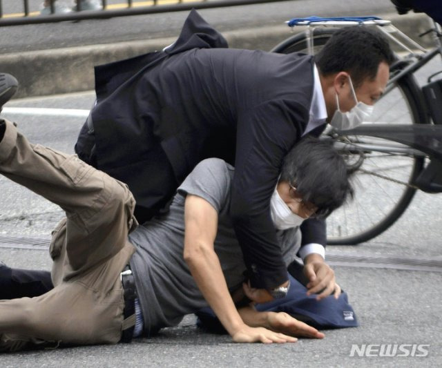 아베 신조 전 일본 총리의 경호원이 전날 오전 나라(奈良)현 나라시 야마토사이다이지(大和西大寺)역에서 자유민주당 참의원 선거 가두연설 중 아베 총리를 습격한 용의자를 제압하고 있다.