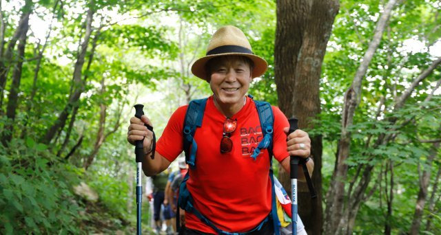 세계 최초로 히말라야 8000m 16좌 완등에 성공한 엄홍길 대장은 “등산을 부상 없이 오래 즐기려면 스틱을 반드시 써야 한다”고 강조한다. 등산화와 배낭도 잘 챙겨야 하지만 등산을 할 때 스틱 하나로 몸을 보호하고 몸에 무리를 주지 않을 수 있기 때문이다. 엄홍길휴먼재단 제공.