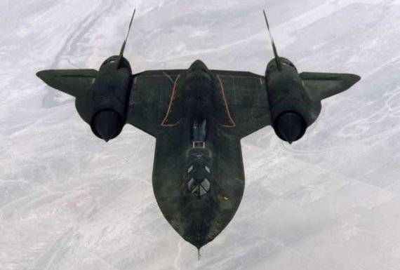 SR-71 '블랙버드'는 마하 3의 속도에서 공기 흐름으로 인한 마찰로 인해 기체의 일부 부속들은 화씨 1000도(섭씨 540도)까지 급격히 상승한다. 블랙버드의 경우 86도가 최적의 상태로 검은색 페인트는 열을 잘 분산시켜 60파운드 이상 분량의 페인트가 사용되어 온도로 인해 치명적인 결함이 일어나지 않도록 했다. 블랙버드 퇴역 이후 미국은 SR-71의 개발 노하우와 구체적인 제작과 관련한 자료가 타국으로 유출되는 걸 막기 위해서 이 기체의 관련자료를 모두 파기했고 전용으로 만들어진 공구도 전부 폐기처분 했다. 현재 결국 스컹크 웍스에 남은 건 노하우와 일반적인 기술자료뿐 이라고 알려졌다. 사진=미 공군(US Air Force)