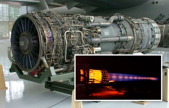 J58(Pratt & Whitney JT11D) 엔진. 위 사진은 J58의 터보 컴프레서부터 터보제트 연소실까지만을 전시한 것이다. 쇼크 콘 인테이크 등 J58의 특징적인 부분은 모두 제거돼 있다. J58은 터보램제트 엔진으로 불리는데, '터보제트와 램제트 두 가지 모드를 전환하며 운용할 수 있는 엔진'이기 때문이다. 박스 안 사진은 연소실험 장면. 사진=미 공군(US Air Force)·내셔널 인터레스트(national interest)