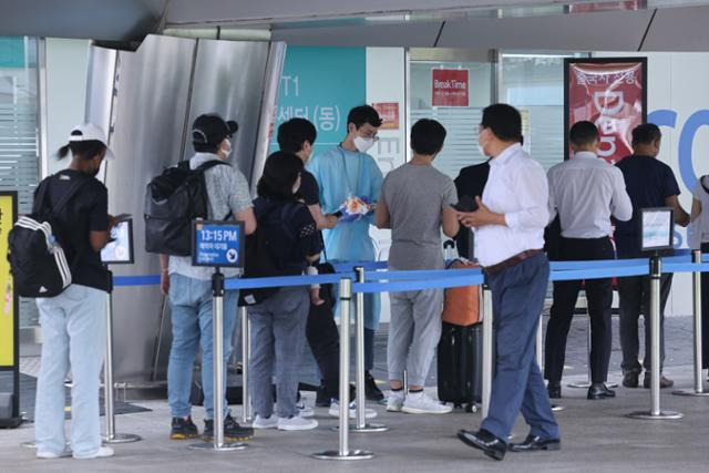 코로나19 유행이 재확산세를 보이는 가운데 지난 8일 오후 인천국제공항 제1터미널에 마련된 코로나19 검사센터에서 피검자들이 줄을 서 있다. 연합뉴스