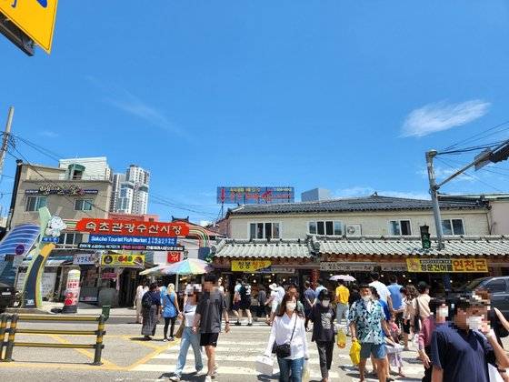 지난 3일 오후 강원 속초시 중앙동 속초관광수산시장이 피서철을 맞아 관광객들로 붐비는 모습. 박진호 기자
