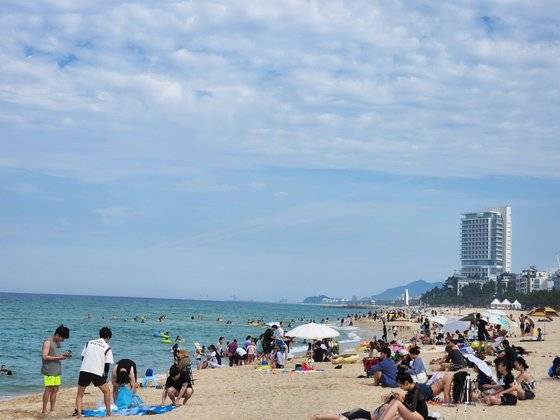 강원 강릉시 경포해변이 개장 전임에도 물놀이 나선 피서객들로 붐비는 모습. 일부 관광객은 튜브나 서핑보드를 타고 즐거운 시간을 보냈다. 박진호 기자