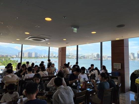 지난 3일 강원 속초시에 있는 청초수물회 음식점이 손님으로 가득찬 모습. 박진호 기자