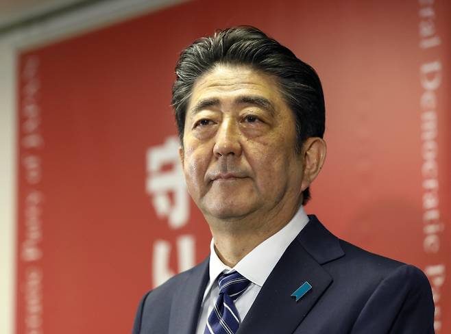 지난 2017년 10월 23일 일본 자민당사에서 기자회견을 하는 아베 전 총리의 모습.[사진제공=연합뉴스]