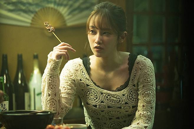 `연애 빠진 로맨스`에서 자영(전종서)은 외로움을 달래려는 목적으로 데이팅 앱을 처음 사용해본다. <사진 제공=CJ ENM>