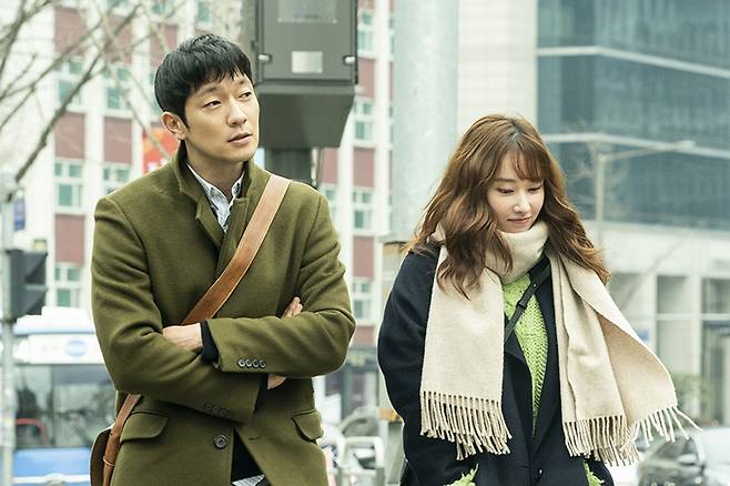 잡지사 기자인 박우리는 19금 칼럼이 필요해 데이팅 앱을 깔고, 거기서 함자영을 만나 자신의 정체를 감추고 취재하던 도중 급속도로 빠져든다. <사진 제공=CJ ENM>