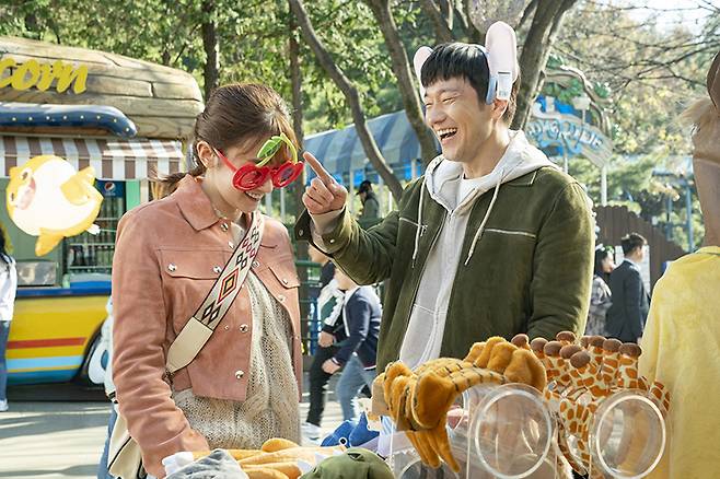 친구의 이야기를 동의 없이 콘텐츠로 만드는 건 누구나 조심해야 한다. 상대방은 그와 보낸 시간 중 어디까지가 진심이었고, 어디까지가 취재였는지 분간하기 어려워진다. <사진 제공=CJ ENM>