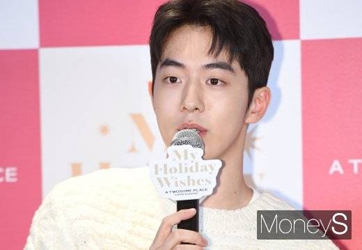 This weeks hottest entertainers, keywords and celebrities, are introduced in the weather. What was the weather chart for the entertainment industry this week?It is hard to find celebrities who are not surrounded by suspicions and controversy. Even if there is no mistake, they may be caught up in a rumor.Usually, many stars are in controversy and will give an explanation.However, there are cases where you wait until the suspicion passes by bearing without any explanation, and you stick to your strong attitude without worrying about criticism.On the 4th, a media reported that no:ze had taken a public appearance on social networking services (SNS) and had a crush on small and medium-sized companies.It is said that it did not post the advertisement of SMEs that received tens of millions of won per case on SNS or deleted it without permission.At first, the agency, which refuted it as unfounded, reversed its position that no:ze had a problem with insufficient communication when it was revealed that it violated the advertising contract.No:zes agency, Starting House, confirmed on the 4th that no:ze did not upload the advertisement and deleted it without permission, he said. We had a problem communicating with The Artist due to our disagreement.We are sorry to have disappointed you, he said. We and The Artist are aware of the seriousness of the matter and are reflecting on it, and we will do our best to prevent the same thing from happening again in the future.Nam Joo-hyuk was first controversial when allegations of school violence surfaced on the 20th of last month.Mr A, the first Whistle Blower at the time, claimed that Nam Joo-hyuk was a school violence perpetrator who used abusive language and assault and was bullied by Nam Joo-hyuk and his party for six years.Since then, the Disclosure of another Whistle Blower B has risen on the 28th of last month.He claimed to have suffered damage such as bread shuttles, forced sparring, and paid payment for smartphones. Another Whistle Blower C said that he suffered a so-called cartophone prison from Nam Joo-hyuk on June 6.At that time, Mr. C was invited by 12 friends including Nam Joo-hyuk to the KakaoTalk group room and Disclosure said he heard sexual harassment, appearance degradation, and sexual depreciation.He also claimed that Nam Joo-hyuk came into the group room late but gossiped toward him and helped him with the conversation.On June 6, the management forest of the agency said, We have confirmed the fact in various ways through various channels as well as Nam Joo-hyuk regarding the contents of the anonymous second report recently. The content of the second Whistle Blower is not true.Whistle Blowers claim hidden in anonymousness is exposed as it is, even without clear evidence or circumstance, and is accepted as true, while the agency and Nam Joo-hyuk are very difficult to prove innocence.They said, Even if the innocence is revealed in the criminal procedure later, the reality of the past can not be reversed, so it can be easily guessed that it is too much pain for the actor himself. In order to protect the honor of the actor, I plan to accept the complaint quickly.We will also pursue tough and decisive legal procedures for media such as unconfirmed indiscriminate claims and YouTubers spreading rumors. You Hee-yeol was suspected of being similar to Ryuichi Sakamotos Aqua in Value, a very Historical site, followed by The Time I Turn On similar to Ryuichi Sakamotos 1900 in Morikone and Happy Busday to You (written and composed by You Hee-yeol) released in 2002 by Sung Sik Kyung, Tama It was controversial that Ki Kojis song was plagiarism.So, You Hee-yeol said through the official Instagram of the antenna on the 22nd of last month, I sincerely apologize to many people who have supported me with affection and faith for a long time.You Hee-yeol said, After receiving a letter containing the philosophy and consideration of Ryuichi Sakamoto, I became more respectful as a great artist and an adult in a warm society.I am grateful again and I am sorry. I know that there is still a lot to learn and lack, he said. I will look deeper and look closely at the creation process.However, after the apology, the schedule continued as it was, and it became controversial.In fact, KBS 2TV music program You Hee-yeols Sketchbook, which You Hee-yeol has been conducting for 13 years, has been closed due to the pouring of articles demanding his departure after the plagiarism.However, even after the closure of the viewers bulletin board, SNS and others are asking for his departure.The netizens who criticized him responded to You Hee-yeol music broadcast, I was embarrassed if I was embarrassed, I am plagiarism and keep on broadcasting shamelessly, I do not want to go to Sketchbook if I am a singer.On the other hand, there was a reaction to defend him, such as There is too much criticism only for You Hee-yeol, It is too much to be demanded to self-restraint only by the similarity of some passages, Seo Taiji and BTS were also involved in plagiarism controversy.