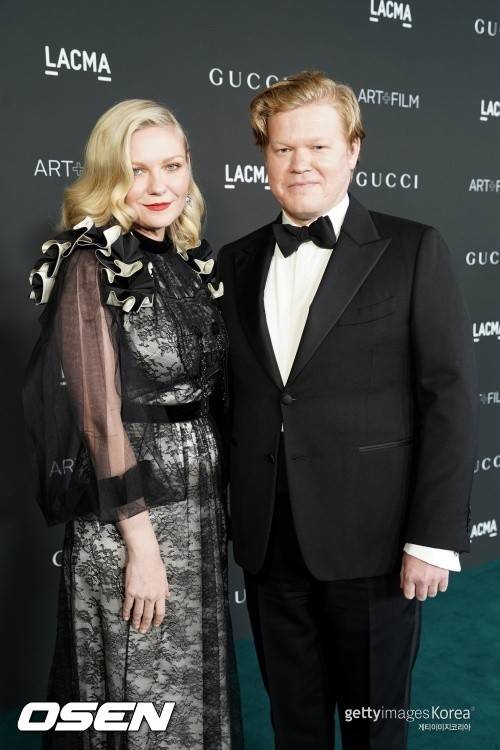 Actor Kirsten Dunst and Jessie Plemons are finally married.Page Sixs report said on Saturday that Kirsten Dunst marriages her longtime boyfriend and fiance, Actor Jessie Flemmons, in Jamaica.Its been six years since I was a devotee.A source said the pair had signed a hundred years at the luxurious Golden Eye resort in Ocho Rios, Jamaica, over the weekend.The pair first met in the 2015 FX series Pago; however, Date was small in 2016 after Dunst broke up with then-boyfriend Actor Garrett Headlund.Dunst is six years older than Plemons.The two are also synergists to each other as actors in Hollywood.At the 94th Academy Awards in 2022, Jane Campions film Power of Dogs was also nominated side by side.Two people who played the couple in the play with the acting power of each outstanding were nominated for Best Supporting Actress and Best Supporting Actor respectively.We call each other a couple, Dunst said in an interview with the Los Angeles Times in February, saying he delayed marriage due to fandemic and second child birth.There are already two children between the two.When the news that these two were actually dating, they heard the sound of unexpected couple.Flemance, who has appeared in The Post, Montana, Irishman, and Im about to finish it, got this response from netizens because his style is somewhat different from the male actors who Dunst had done before that.Dunst, who is from Child Actor, has appeared in various works including Interview with Vampire, Bring It On, Spider Man series, Wimbledon, Melancholia, Marie Antoinette, and has been evaluated as Actor.It was also a fashion icon that inspired girls around the world and a hot star famous for its colorful male power.So when the two got engaged and had a child, the reaction was that I have a mate too online.Dunst expressed his affection to The New York Times, telling the New York Times: We were a very similar working style and felt like soulmates, I thought he would be forever in my life.