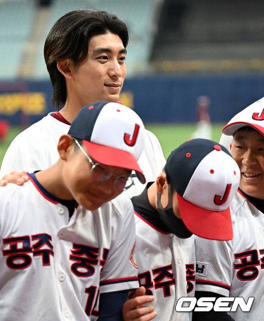 [OSEN=고척, 지형준 기자] 키움 이정후가 사진 촬영을 하며 공주 중동초등학교 야구부 한 선수의 어깨에 손을 올리자 해당 선수가 수줍은 모습을 보이고 있다. 2022.07.08 /jpnews@osen.co.kr