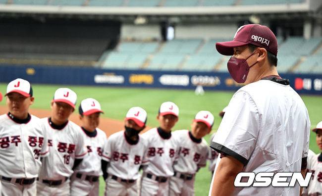 [OSEN=고척, 지형준 기자] 키움 홍원기 감독이 모교인 공주 중동초등학교 야구부 선수들에게 덕담을 건네고 있다. 2022.07.08 /jpnews@osen.co.kr