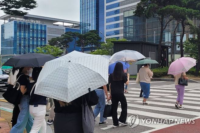 장마철 출근길 우산 챙기세요 (부산=연합뉴스) 조정호 기자 = 8일 오전 부산 해운대구 센텀시티에서 직장인들이 갑자기 비가 내리자 우산을 쓰고 출근하고 있다. 2022.7.8 ccho@yna.co.kr