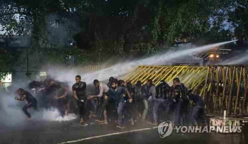 8일 스리랑카 수도 콜롬보에서 물대포로 시위대를 진압하는 경찰. [EPA 연합뉴스 자료사진. 재판매 및 DB 금지]