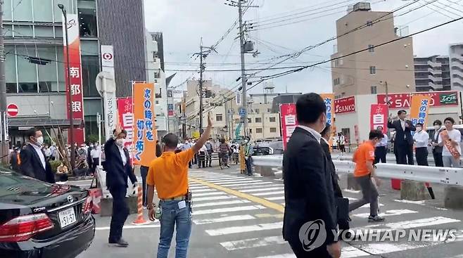 피격 직전 유세 현장에서 손 흔드는 아베 전 일본 총리 (나라 로이터=연합뉴스) 아베 신조 전 일본 총리가 8일 피격 직전 나라현의 참의원 선거 지원 유세 현장에 도착하며 시민들에게 손을 흔들고 있다. [ TWITTER@MAKICHANMAN37 동영상 캡처. 재판매 및 DB 금지] 2022.7.8 jsmoon@yna.co.kr