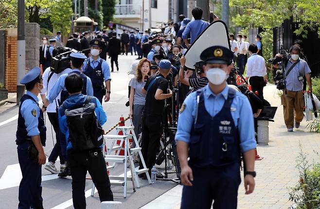 경계 삼엄한 아베 전 총리 자택 근처 (도쿄=연합뉴스) 이세원 특파원 = 9일 오후 일본 도쿄도 시부야구 소재 아베 신조 전 일본 총리 자택 인근 골목에서 경찰이 경계 근무를 하고 있다. 취재진과 추도객들도 근처를 오가고 있다. 2022.7.9