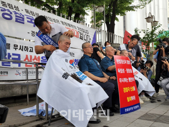 민관기 충북 청주 흥덕경찰서 직장협의회장(맨 왼쪽) 등 전국경찰직장협의회 관계자들이 지난 4일 오전 서울 서대문구 경찰청 앞에서 행정안전부 내 ‘경찰국 신설’을 반대하며 삭발식을 갖고 있다. (사진=황병서 기자)