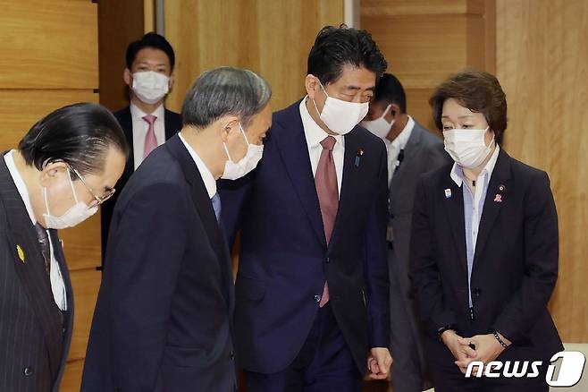 아베 신조 일본 총리와 퇴임 후 도쿄 총리관저에서 열리는 마지막 각료회의에 참석을 하고 있다. © AFP=뉴스1 © News1 우동명 기자