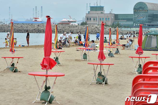 경북 포항시 북구 영일대해수욕장 개장 이틀째인 10일 오후 백사장 곳곳에 설치된 파라솔이 텅 비어 한산한 모습을 보이고 있다. 2022.7.10/뉴스1 © News1 최창호 기자