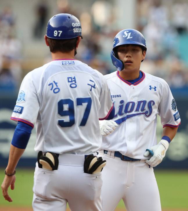 삼성 김현준(오른쪽)이 9일 대구삼성라이온즈파크에서 열린 2022 KBO리그 SSG전에서 1회말 안타를 때린 후 1루를 밟았다. 20경기 연속 안타로 만 19세 이하 선수 최장 경기 연속 안타 신기록을 썼다. 사진제공 | 삼성 라이온즈