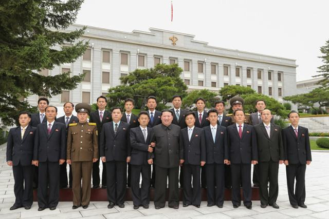 북한 노동당 기관지 노동신문은 9일 김정은 총비서가 조선노동당 각급 당 위원회 조직부 당 생활지도부문 일꾼 특별강습회 참가자들과 당 중앙위원회 본부청사에서 기념사진을 촬영했다고 보도했다. 평양=노동신문 뉴스1