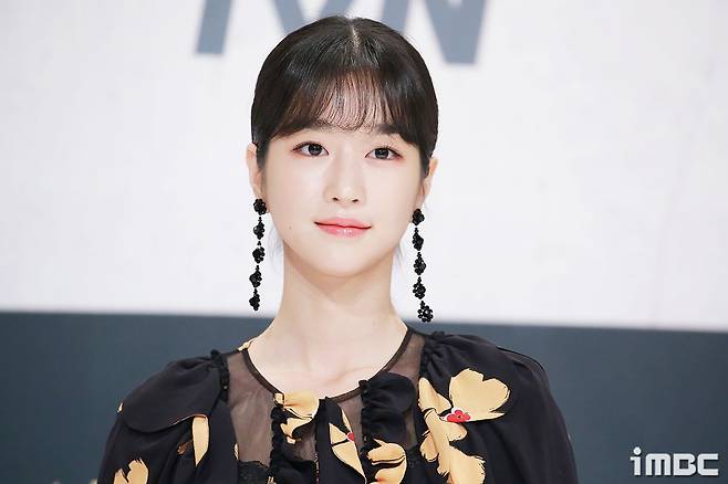 In the second week of July, the controversy engulfed Dancer no:ze (real name Noh Ji-hye) that he had Gut against small businesses.In addition, actor Seo Ye-ji also became the main character of the past staff Gut revelation and was embarrassed.On May 5, No:ze agency Starting House said in an official position, We have not been able to keep the contract period promised in advance with AD officials due to our disagreement, and we have confirmed that the post has not been uploaded or deleted due to insufficient communication with The Artist. We are sorry to inconvenience and disappointment to AD officials and fans who support The Artist no:ze. ...We have confirmed the contract period and upload schedule before The Artist uploads the AD post to SNS, then forward it to The Artist, and then upload it through The Artist SNS.We will discuss the post upload and post deletion after the consultation with the company. Apologies and apologies for the failure or deletion of AD posts during this process.On the 4th, one media reported that no:ze did Gut in the process of executing SNS AD by borrowing words from three company officials.These companies said, After appealing several times with a long message, (the post) came up, I signed a contract for tens of millions of won for one post, but it did not come up on the date I requested, and The post came up after the season.I appealed to the no:ze side and I begged. No:ze is uploading SNS posts by dividing the items commissioned by AD into luxury goods and small and medium-sized brands, and it is also said that it is worth between 3 ~ 50 million won per post.The agency denied that the contents are not true.No:ze, who became a stardom last year with Mnet entertainment program Street Woman Fighter.But still no:ze doesnt open his mouth, so the disappointment of the rapidly swelling fandom is also growing rapidly.Actor Seo Ye-ji was also troubled by suspicions such as gas lighting, school violence, and inflating academic ability, including the Gut controversy.It was a controversy that was raised while raising the stock price by performing hot performances in drama Save me, illegal lawyer, psycho but it is okay.In April last year, a controversy began when A, who claims to be a staff member who worked with Seo Ye-ji in the past, raised suspicions about Seo Ye-jis Gut.Mr. A insisted that Seo Ye-ji always smoked in the car and even ran a cigarette errand, knowing that the secondhand smoke was not done while pretending to be basic and conceptual.He also said that Seo Ye-ji had a small mistake, blowing smoke and saying that he did not come to the bathroom.He also insisted, I did not treat people, and I ignored them like dog pigs.However, the gold medalist of the Seo Ye-ji agency did not put any position on the controversy.In addition, former lover Kim Jung-hyun gas lighting controversy, the center of the controversy over the forgery of education, Seo Ye-ji.iMBC  Photo iMBC DB  Photo Offering Starting, tvN