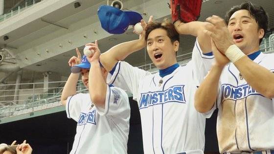 JTBC 야구예능 '최강야구'에서 '최강 몬스터즈'의 1선발 투수를 맡고 있는 심수창 선수(가운데). [사진 JTBC]
