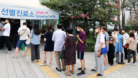 10일 오전 서울 용산구보건소 신종 코로나 바이러스 감염증(코로나19) 선별진료소에서 시민들이 검사를 기다리고 있다.  질병관리청 중앙방역대책본부는 이날 0시 기준 코로나19 신규 확진자가 2만410명 발생했다고 밝혔다. 뉴스1