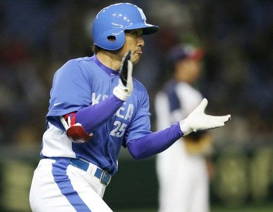 이승엽이 2006년 WBC 일본과의 1라운드 경기에서 8회 역전 2점 홈런을 터트린 뒤 박수를 치며 1루로 향하고 있다. [중앙포토]
