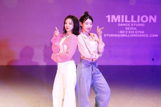 스마일게이트의 버추얼 아티스트 한유아(왼쪽)가 안무가 도희킴과 지난달 원밀리언 댄스 스튜디오에서 포즈를 취했다. [사진 스마일게이트]