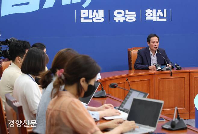 우상호 더불어민주당 비상대책위원장이 10일 오전 국회에서 현안과 관련 기자간담회를 하고 있다. 국회사진기자단