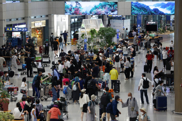 지난 8일 오전 인천국제공항 제1터미널 입국장이 여행객들로 붐비고 있다. [사진 출처 = 연합뉴스]