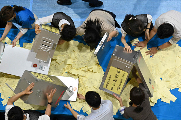 일본 참의원(상원) 선거가 치러진 10일 일본 도쿄에서 개표사무원들이 개표를 진행하고 있다. 지난 8일 아베 신조 전 총리가 선거 유세 도중 피습 사망한 가운데 치러진 이번 선거에서는 참의원의 절반인 125명을 선출했다. [사진 출처 = 연합뉴스]