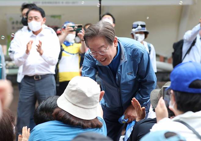 [인천=뉴시스] 고승민 기자 = 이재명 더불어민주당 의원이 18일 인천 계양산 야외공연장에서 열린 '이재명과 위로걸음, 같이 걸을까' 만남에서 지지자들과 인사를 하고 있다. 2022.06.18.