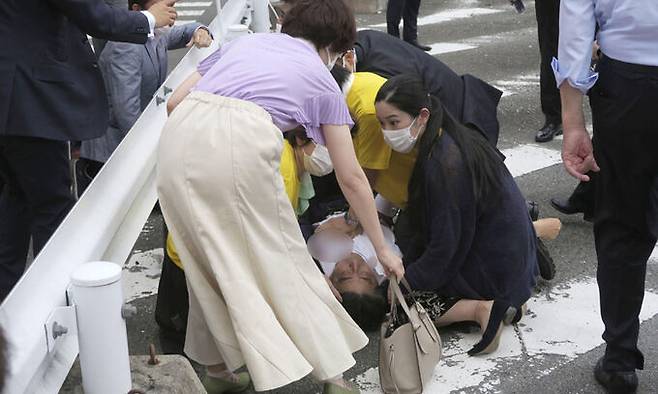 지난 8일 아베 신조 일본 전 총리가 거리 유세 중 총격을 받아 쓰러져 있다. 나라=AP연합뉴스