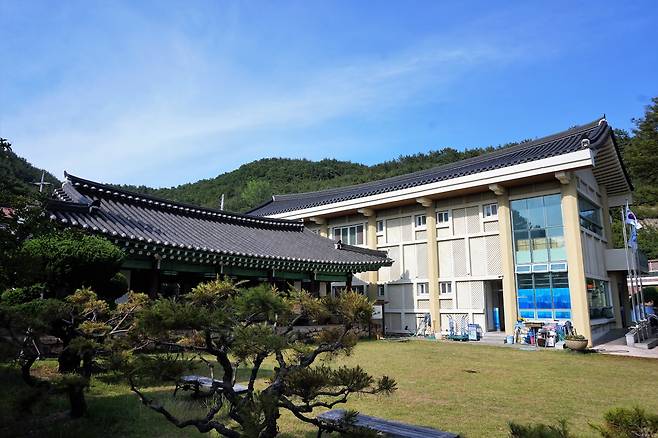 옛 돌산군 관아(왼쪽)와 나란히 세워진 돌산읍사무소. 돌산군 관아는 방답진이 폐지되고 1896년 돌산군이 설치됨에 따라 방답진 관아 자리에 세웠다. 사진 서동철 논설위원