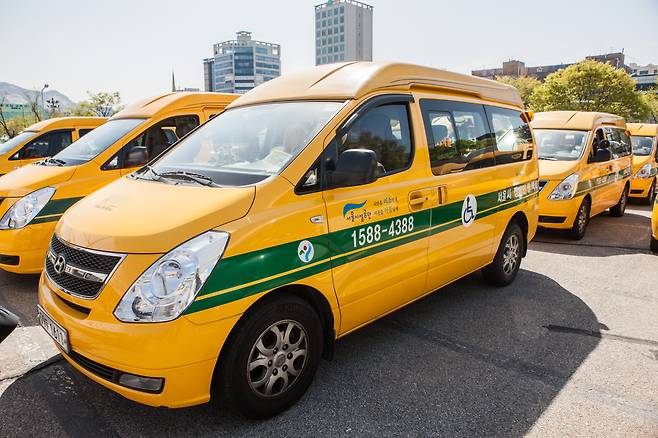 장애인 콜택시 - 장애인들의 주요 이동 수단인 장애인 콜택시는 현행법상 장애인 150명 당 1명 꼴로 확보해야 하는데, 실제로는 180명 당 1대가 운영 중이다. 서울시설공단 제공