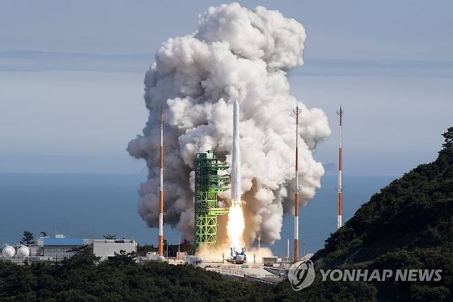 지난달 21일 국내 독자 기술로 개발된 한국형 발사체 누리호(KSLV-Ⅱ)가 전남 고흥군 나로우주센터에서 2차 발사되고 있다. 이번 2차 발사는 한국이 독자 개발한 발사체에 실제 기능을 지닌 독자 개발 인공위성을 실어서 쏘는 첫 사례다. [한국항공우주연구원 제공. 재판매 및 DB 금지]