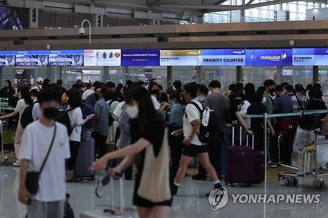 붐비는 인천국제공항 (영종도=연합뉴스) 임화영 기자 = 8일 오전 인천국제공항 제1터미널 출국장이 여행객들로 붐비고 있다. 2022.7.8 hwayoung7@yna.co.kr