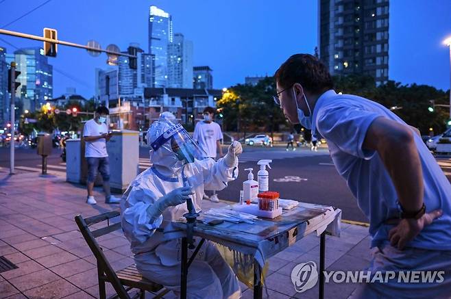 '노래방발 집단감염'에 코로나 검사 나선 상하이 시민 [AFP=연합뉴스자료사진, 재판매 및 DB 금지]