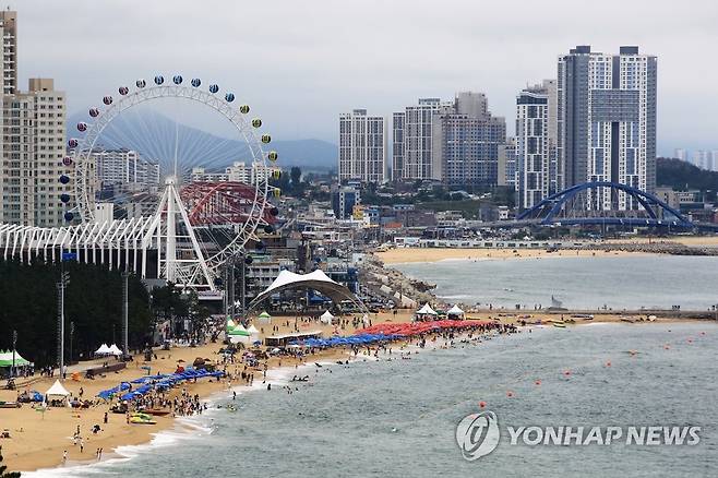 개장 이틀째…붐비는 속초해수욕장 (속초=연합뉴스) 이종건 기자 = 10일 개장 이틀째를 맞은 강원도 속초해수욕장을 찾은 피서객들이 더위를 식히고 있다.
    2022.7.10 momo@yna.co.kr