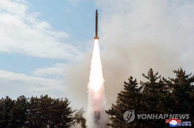 조선중앙통신이 2020년 보도한 북한의 방사포 발사 장면 [연합뉴스 자료사진. 조선중앙통신 홈페이지 갈무리.] nkphoto@yna.co.kr