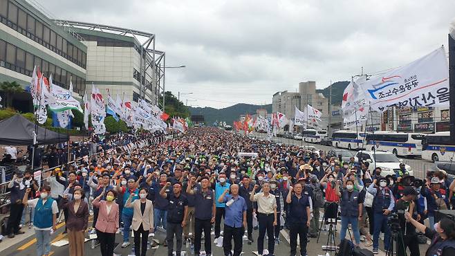 전국민주노동조합총연맹(민주노총)이 8일 경남 거제 대우조선 남문 앞 도로에서 조선소 하청노동자 투쟁 승리 결의대회를 열고 있다.(사진=연합뉴스)