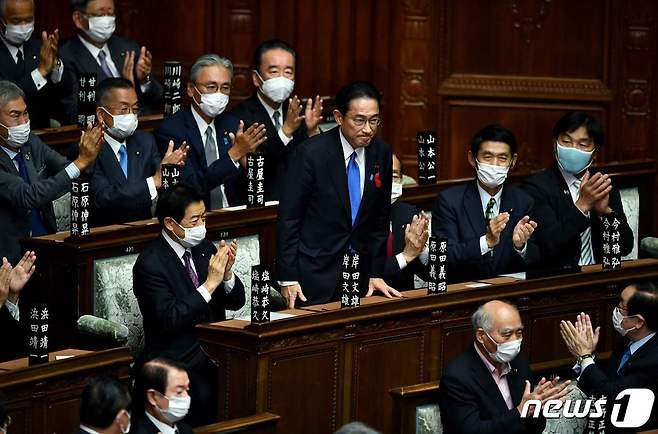 일본 자민당의 기시다 후미오 총재가 차기 총리로 선출된 뒤 인사하고 있다. © AFP=뉴스1 © AFP=뉴스1 © News1 허경 기자