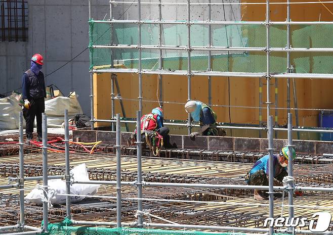 한 여름 서울의 한 아파트 건설 현장에서 건설 노동자들이 작업을 하고 있다. © News1 신웅수 기자